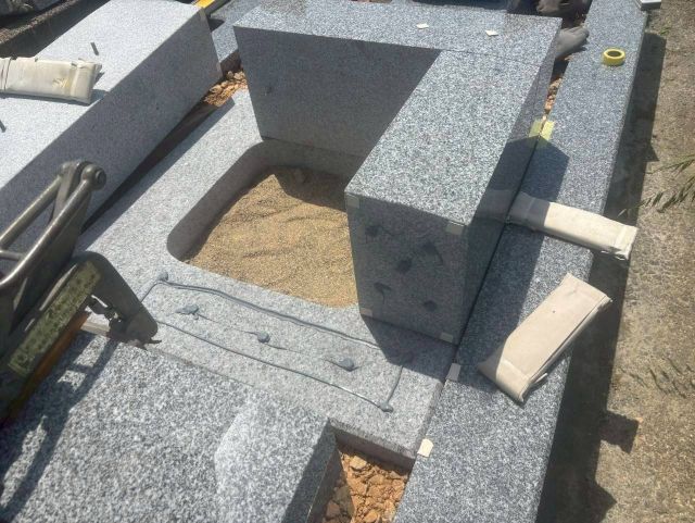 養老町墓地　新しい墓石の建立　⑤墓石設置
